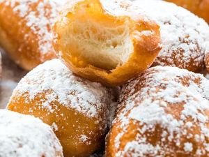 Taburi Gula Saat Beignet Masih Panas, Chrissy Teigen Dinyinyiri Netizen