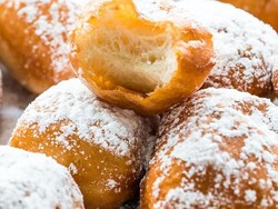 Taburi Gula Saat Beignet Masih Panas, Chrissy Teigen Dinyinyiri Netizen