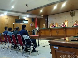 Bupati Cianjur Nonaktif Dituntut 8 Tahun Bui, Kakak Iparnya 7 Tahun