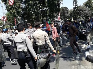 Ricuh Saat Pelantikan DPRD Bandung, 1 Mahasiswa Luka di Kepala