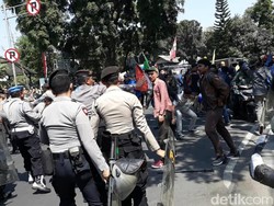 Ricuh Saat Pelantikan DPRD Bandung, 1 Mahasiswa Luka di Kepala