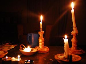 Begini Cara Bersihkan Tetesan Lilin dari Permukaan Kayu hingga Karpet