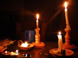 Begini Cara Bersihkan Tetesan Lilin dari Permukaan Kayu hingga Karpet