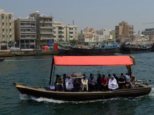 Naik Perahu Kayu di Sungai Dubai, Asyiknya!