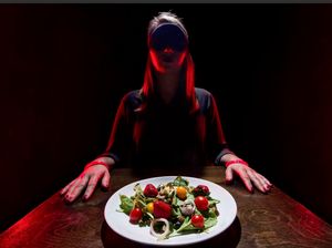 Bukan Mati Listrik, Restoran Ini Memang Tawarkan Sensasi Makan dalam Kegelapan