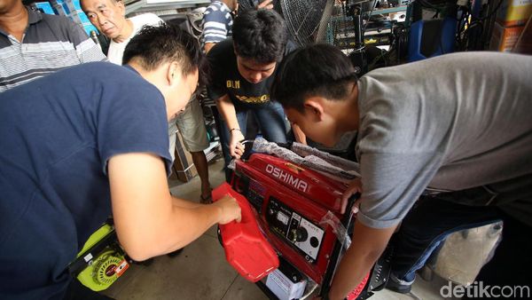 Imbas Listrik Padam, Toko Genset Diserbu Warga