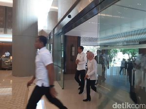 Tiba di Kantor PLN, Jokowi Disambut Plt Dirut