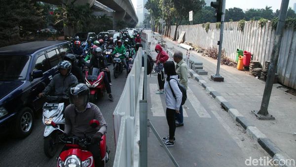 Jalan Satrio Kuningan Macet Imbas Pelebaran Trotoar