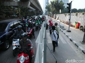 Jalan Satrio Kuningan Macet Imbas Pelebaran Trotoar Jalan Satrio Kuningan Macet Imbas Pelebaran Trotoar