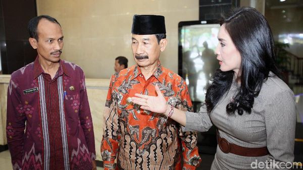 Bupati Solok Selatan Serahkan Berkas CPNS drg Romi