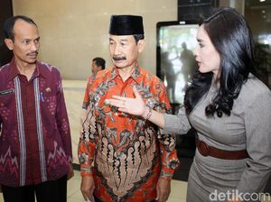 Bupati Solok Selatan Serahkan Berkas CPNS drg Romi