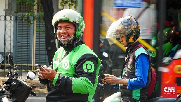 Ojek Online di Stasiun Palmerah Penggunaan Ojek Online di kawasan Stasiun Palmerah, Jakarta, Senin(5/8)