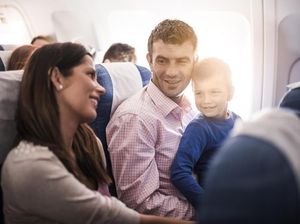 Para Ayah, Ini Tips Terbang Nyaman Bareng Balita