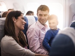 Para Ayah, Ini Tips Terbang Nyaman Bareng Balita