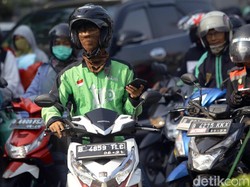 Viral, Kisah Driver Ojol Baik Hati Bantu Wanita yang Motornya Mogok di Jalan