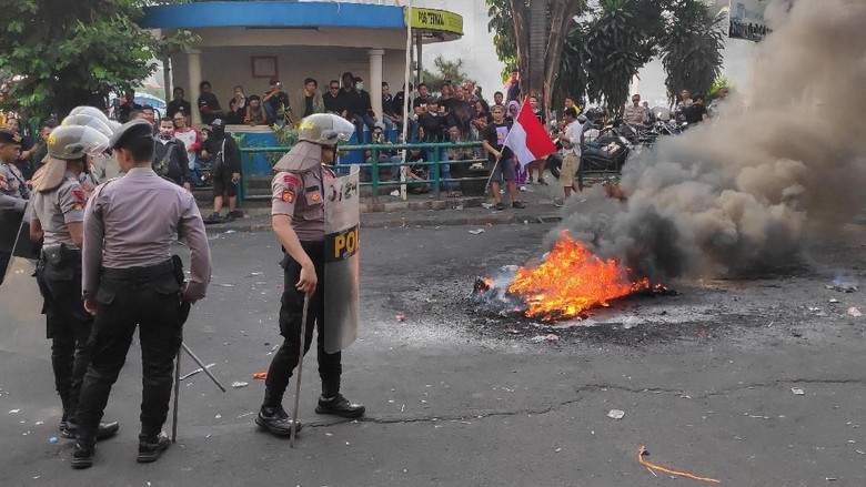 Kembali Bakar Ban, Massa Driver Taksi Online Masih Bertahan di Blok M