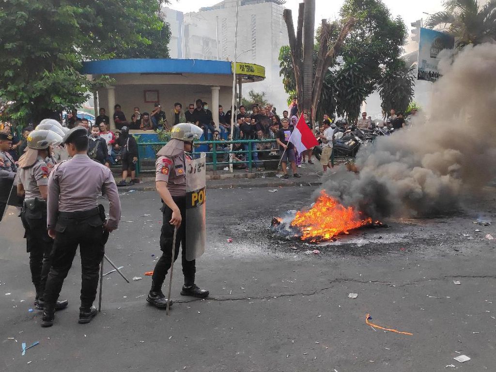 Kembali Bakar Ban, Massa Driver Taksi Online Masih Bertahan di Blok M Kembali Bakar Ban, Massa Driver Taksi Online Masih Bertahan di Blok M