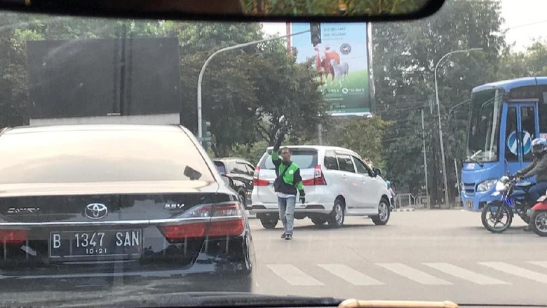 Aksi Abang Gojek Inisiatif Atur Kendaraan Saat Lampu Lalin Mati