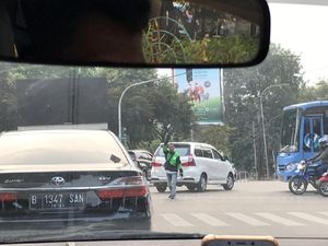 Aksi Abang Gojek Inisiatif Atur Kendaraan Saat Lampu Lalin Mati