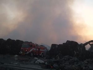 17 Jam, Kebakaran Pabrik Produksi Karton di Gresik Masih Sisakan Bara Api