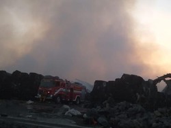 17 Jam, Kebakaran Pabrik Produksi Karton di Gresik Masih Sisakan Bara Api