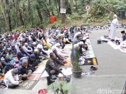 Warga Gelar Istigasah di Kaki Gunung Tangkuban Perahu