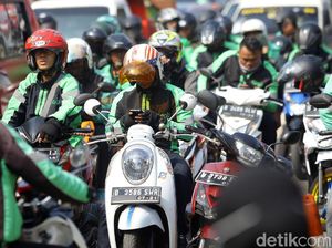Driver Ojol Mau Ngadu ke Luhut Tolak Merger Gojek dan Grab Driver Ojol Mau Ngadu ke Luhut Tolak Merger Gojek dan Grab