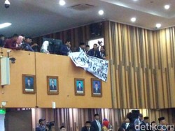 Penyusup Bentangkan Spanduk Kematian Aspirasi di Pelantikan DPRD Bandung