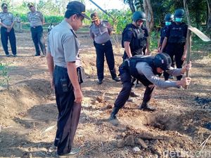 Gegana Ledakkan Granat Aktif yang Ditemukan Warga di Sungai Purworejo Gegana Ledakkan Granat Aktif yang Ditemukan Warga di Sungai Purworejo