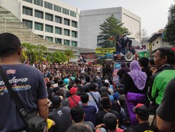 Massa Driver Taksi Online Demo di Blok M dan Sempat Bakar Ban, Lalin Macet