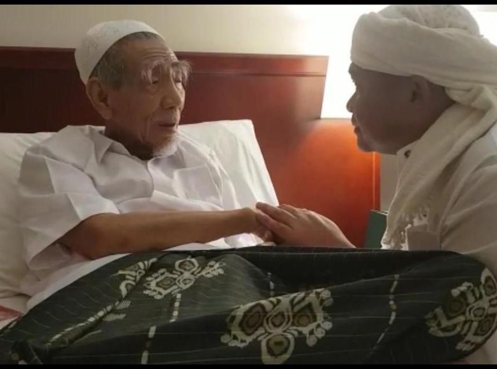 Ucapan Mbah Moen Sebelum Wafat ke Kapolres Jombang Saat Bertemu di Mekah Ucapan Mbah Moen Sebelum Wafat ke Kapolres Jombang Saat Bertemu di Mekah