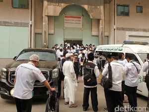 Pelayat Mbah Moen Antre dan Berjubel Pelayat Mbah Moen Antre dan Berjubel