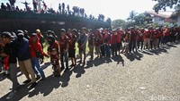 Para suporter mengenakan jersey dan atribut PSM Makassar mulai mengantre untuk memasuki Stadion Andi Mattalatta, jelang pertandingan PSM Makassar vs Persija Jakarta.