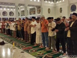 Khofifah dan Warga Surabaya Gelar Salat Gaib untuk Mbah Moen