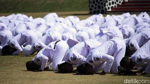 Sujud Syukur Praja IPDN Usai Dilantik Wakil Presiden