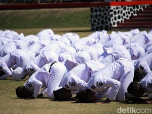 Sujud Syukur Praja IPDN Usai Dilantik Wakil Presiden Sujud Syukur Praja IPDN Usai Dilantik Wakil Presiden