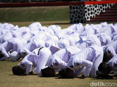Sujud Syukur Praja IPDN Usai Dilantik Wakil Presiden