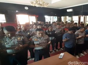 Mbah Moen Wafat, Anggota Polres Tasikmalaya Gelar Salat Gaib Mbah Moen Wafat, Anggota Polres Tasikmalaya Gelar Salat Gaib