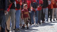 Tak hanya orang dewasa, anak-anak pun turut serta mengantre untuk memasuki Stadion Andi Mattalatta demi menyaksikan langsung pertandingan PSM Makassar kontra Persija Jakarta.