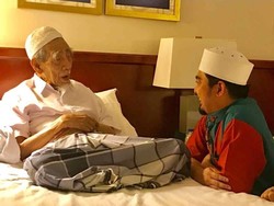 Lihat Momen-momen Ustaz Solmed dan Istri Jenguk Mbah Moen di Mekah