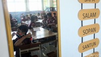 Kecintaan anak-anak tersebut pada klub PSM Makassar membuat mereka memakai jersey kebanggaannya tersebut. Pihak sekolah pun mendukung dengan mengeluarkan kebijakan mengizinkan para siswanya untuk mengenakan jersey PSM Makassar dalam kegiatan belajar mengajar.