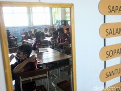 Kecintaan anak-anak tersebut pada klub PSM Makassar membuat mereka memakai jersey kebanggaannya tersebut. Pihak sekolah pun mendukung dengan mengeluarkan kebijakan mengizinkan para siswanya untuk mengenakan jersey PSM Makassar dalam kegiatan belajar mengajar.