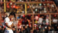 Para pemain Persija tampak kecewa dengan hasil tersebut.