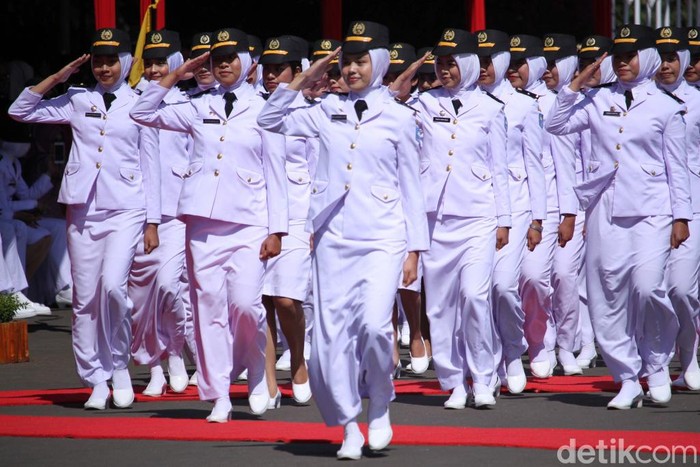 Wakil Presiden Jusuf Kalla (JK) melantik 744 pamong praja muda IPDN. Pelantikan itu diselenggarakan di Lapangan IPDN, Jatinangor, Jabar, hari ini.