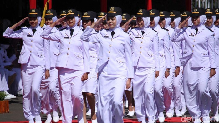 JK Lantik 744 Praja IPDN Wakil Presiden Jusuf Kalla (JK) melantik 744 pamong praja muda IPDN. Pelantikan itu diselenggarakan di Lapangan IPDN, Jatinangor, Jabar, hari ini.