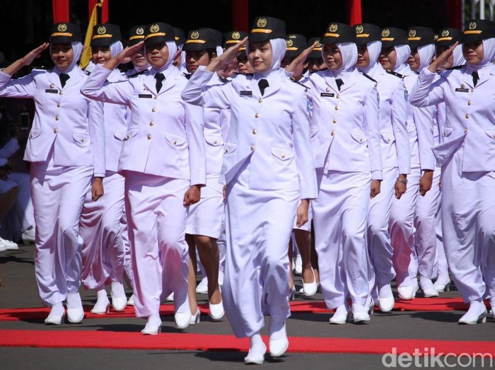 Wakil Presiden Jusuf Kalla (JK) melantik 744 pamong praja muda IPDN. Pelantikan itu diselenggarakan di Lapangan IPDN, Jatinangor, Jabar, hari ini.