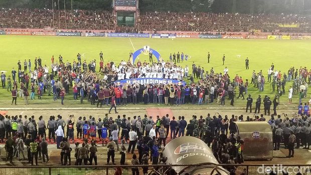 PSM Juara Piala Indonesia, Suporter Berusaha Masuk Lapangan