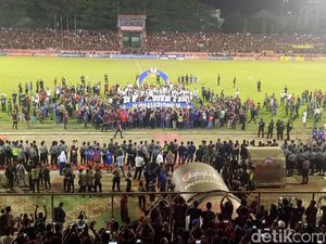Polisi Tangkap Pelaku Pemecah Kaca Ruang VVIP Stadion Mattoanging Polisi Tangkap Pelaku Pemecah Kaca Ruang VVIP Stadion Mattoanging
