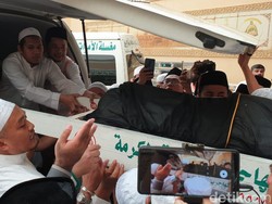 Gema Tahlil Antar Jenazah Mbah Moen ke Ambulans