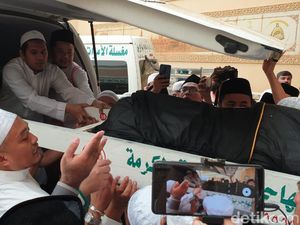 Gema Tahlil Antar Jenazah Mbah Moen ke Ambulans Gema Tahlil Antar Jenazah Mbah Moen ke Ambulans